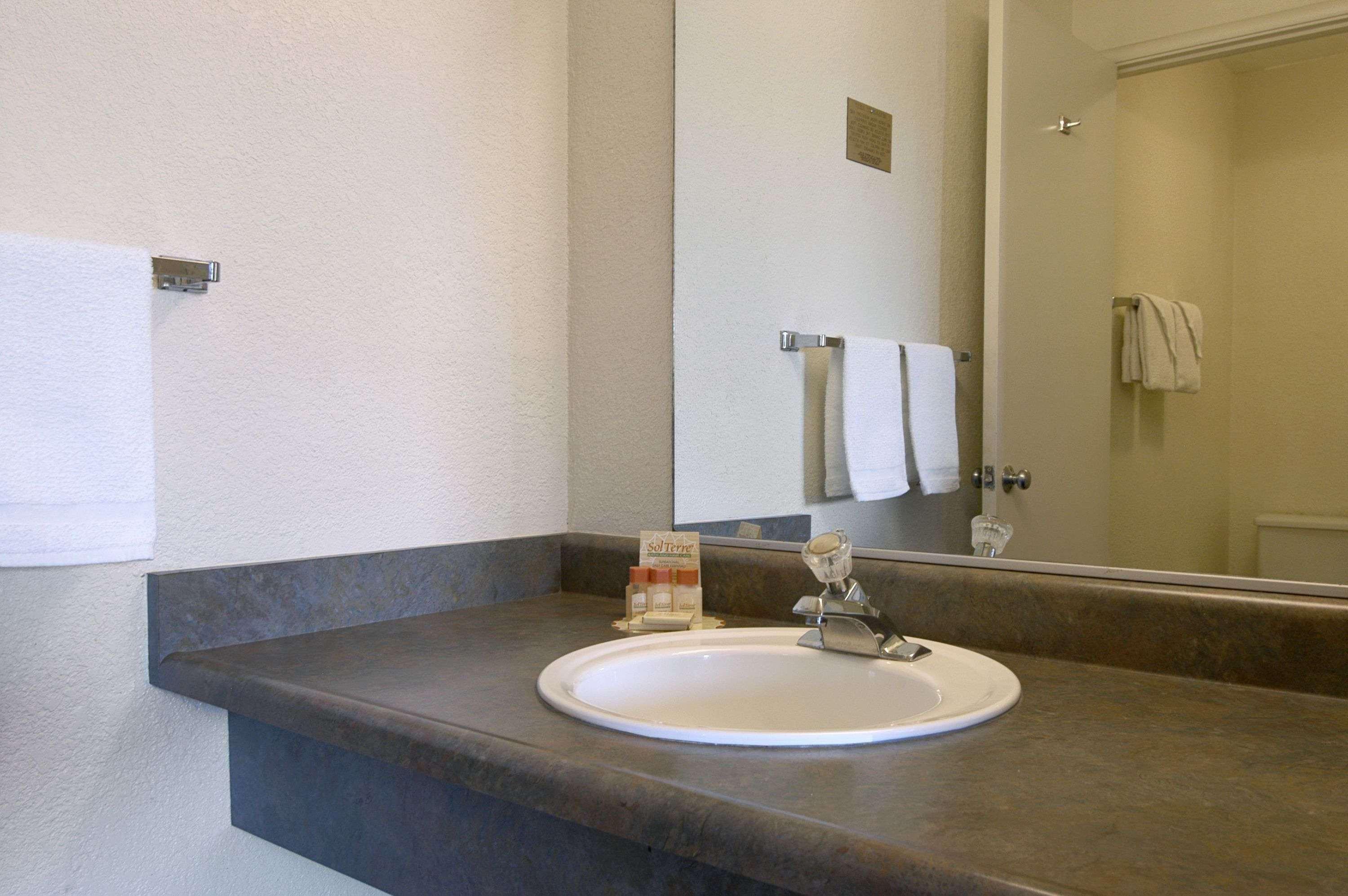 Days Inn By Wyndham Yuba City Room photo